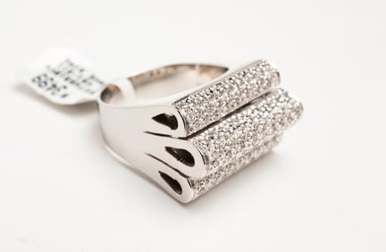 18K WHITE GOLD PAVE DIAMOND ROLLING WAVE BAND.