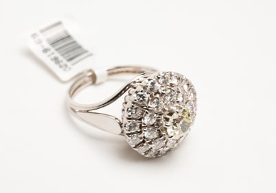 14K WHITE GOLD AND DIAMOND DOUBLE HALO RING.