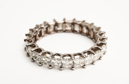 18K WHITE GOLD DIAMOND ETERNITY RING.