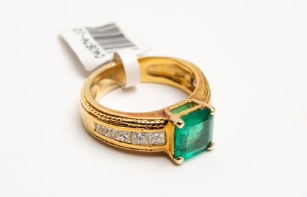 18K EMERALD AND DIAMOND RING.