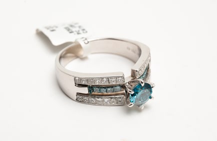 18 KARAT RING BLUE AND WHITE DIAMOND RING.