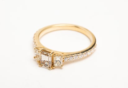 14 KARAT YELLOW GOLD. DIAMOND RING.
