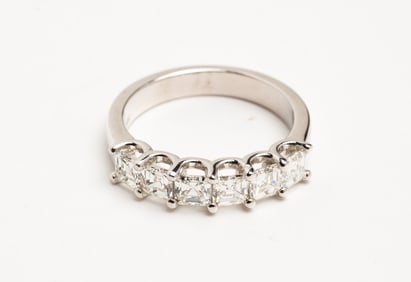 14K SIX STONE DIAMOND RING.