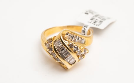 14 KARAT GOLD RIBBON MOTIF DIAMOND CLUSTER RING.
