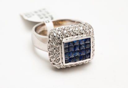 14 KARAT SAPPHIRE AND DIAMOND PAVE HALO RING.