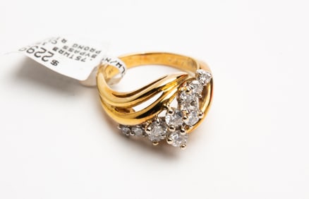 GOLD AND DIAMOND BYPASS CLUSTER RING.