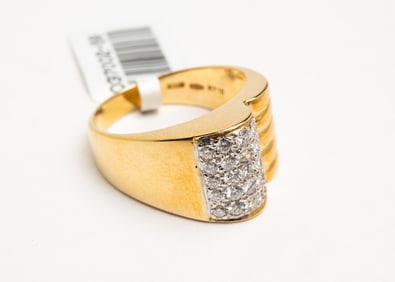 18K GOLD DIAMOND CLUSTER RING.