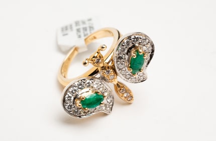 14 KARAT GOLD DIAMOND AND EMERALD BUTTERFLY RING.