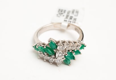 DIAMOND AND EMERALD ZIGZAG CLUSTER RING.