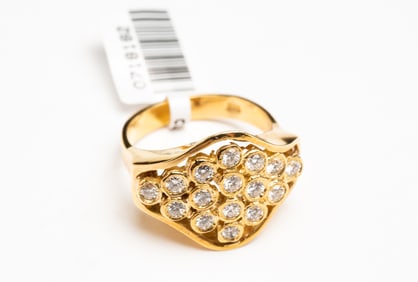 GOLD CLUSTER STYLE RING WITH BEZEL SET DIAMONDS.