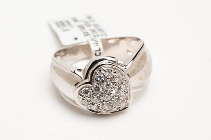 18K DIAMOND HEART CLUSTER RING.