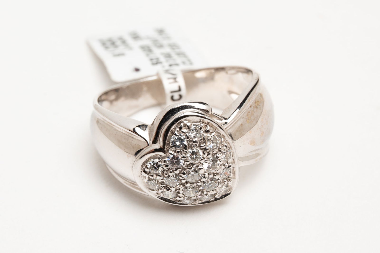 18K DIAMOND HEART CLUSTER RING. (1 of 2)