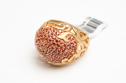 YELLOW GOLD AND PINK SAPPHIRE DOME SHAPED RING.