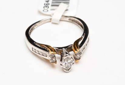 PLATINUM AND 18K WHITE GOLD DIAMOND RING.