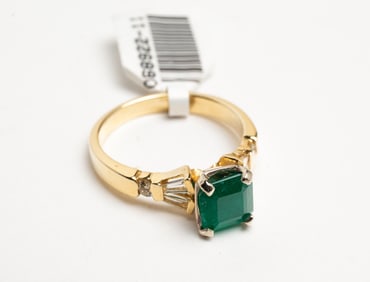 14 KARAT GOLD EMERALD AND DIAMOND RING.