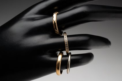 GROUP OF FOUR VINTAGE WEDDING BANDS.