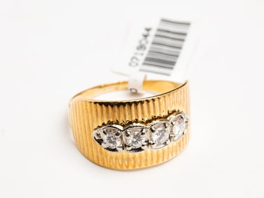 18 KARAT YELLOW AND DIAMOND BAND.