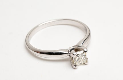 PRINCESS CUT DIAMOND SOLITAIRE RING.
