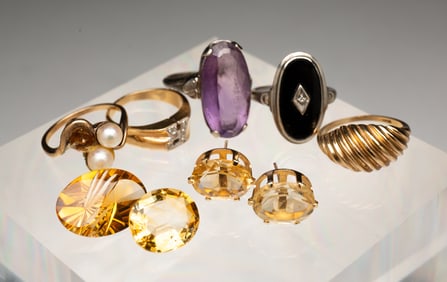 SMALL GROUP OF JEWELRY AND TWO LOOSE STONES.