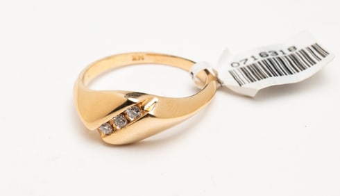 LADIES PETITE GOLD AND DIAMOND RING.