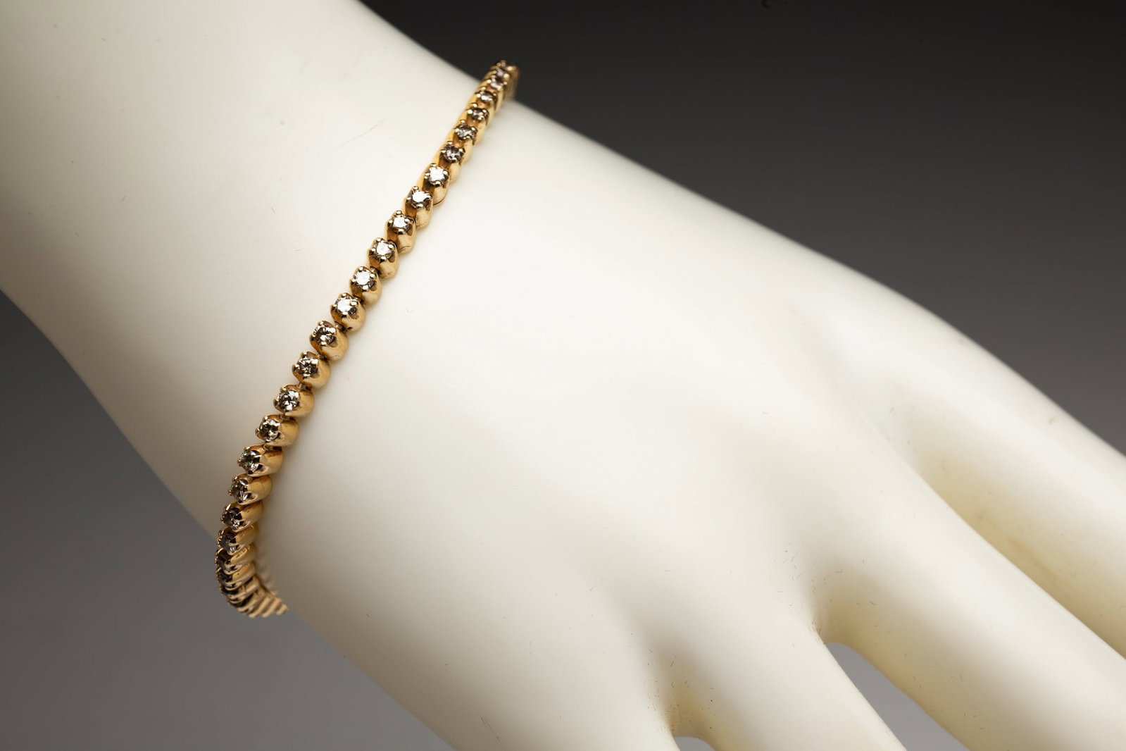 14K YELLOW GOLD AND DIAMOND TENNIS BRACELET.: Late 20th century. Stamped 14K bracelet set with 60 round diamonds. Total diamond weight approx. 1.75 carats, length approx. 7.25", 10gr.