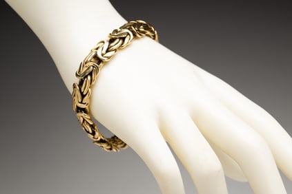 14 KARAT YELLOW GOLD BYZANTINE BRACELET.