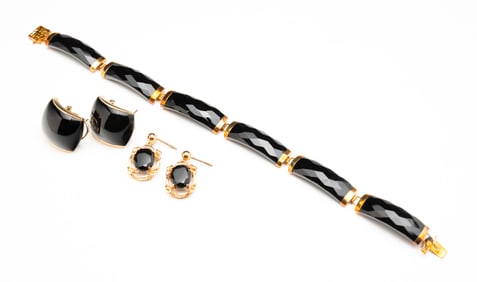 GOLD AND ONYX BRACELET AND EARRINGS.