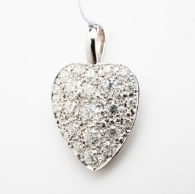 14 KARAT WHITE GOLD DIAMOND SET HEART PENDANT.