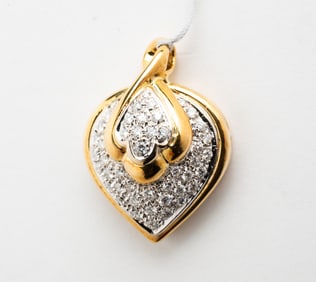 18K GOLD DIAMOND PAVE HEART PENDANT.