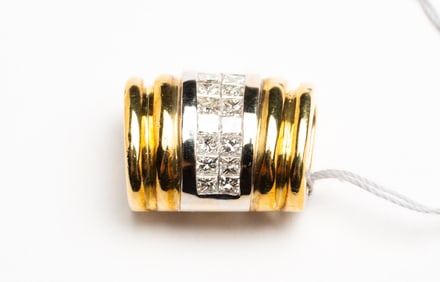 18 KARAT GOLD AND DIAMOND SLIDE PENDANT.