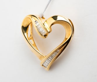 18K GOLD HEART SHAPED SLIDE/PENDANT WITH DIAMOND BAGUETTES.
