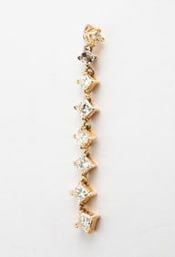 YELLOW GOLD AND DIAMOND DANGLING PENDANT.