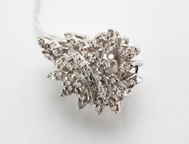 14 KARAT WHITE GOLD DIAMOND CLUSTER PENDANT.
