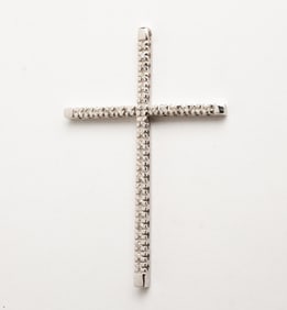 14K WHITE GOLD AND DIAMOND CROSS PENDANT.