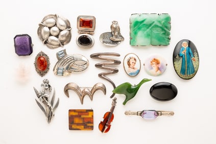 GROUP OF DECORATIVE BROOCHES.