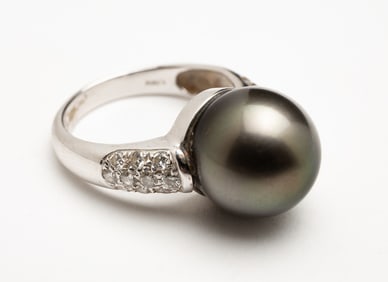 18K WHITE GOLD, DIAMOND AND SOUTH SEA PEARL RING.