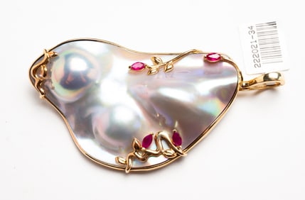 GOLD AND BLISTER PEARL PENDANT.