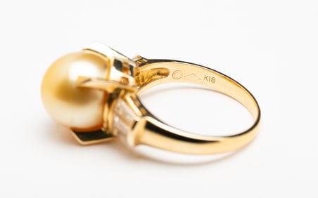 18K YELLOW GOLD, PEARL AND DIAMOND RING.