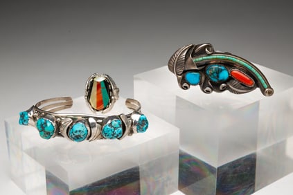 THREE NATIVE AMERICAN JEWELRY ITEMS.