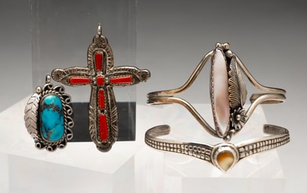 FOUR NATIVE AMERICAN STERLING SIVER JEWELRY ITEMS.