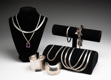 GROUP OF STERLING SILVER NECKLACES AND BRACELETS.