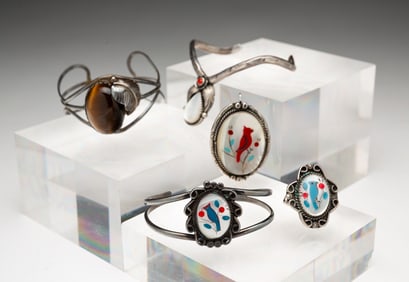 FOUR NATIVE AMERICAN JEWELRY ITEMS.