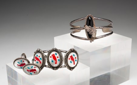 FOUR NATIVE AMERICAN JEWELRY ITEMS.