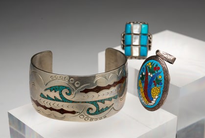 THREE NATIVE AMERICAN JEWELRY ITEMS.
