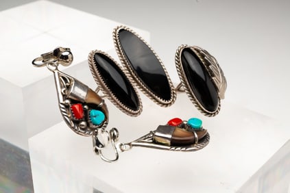 FOUR NAVAJO STERLING SILVER JEWELRY ITEMS.