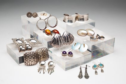 GROUP OF STERLING SILVER EARRINGS.