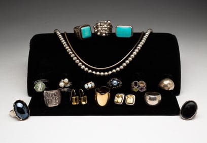 GROUP OF MOSTLY STERLING SILVER JEWELRY.