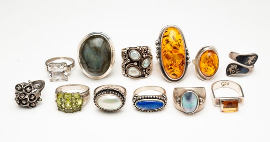 SELECTION OF STERLING SILVER AND GEMSTONE RINGS.
