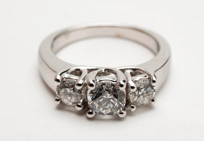 14K WHITE GOLD 3-STONE DIAMOND RING.