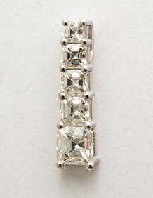 14K WHITE GOLD GRADUATED DIAMOND PENDANT.